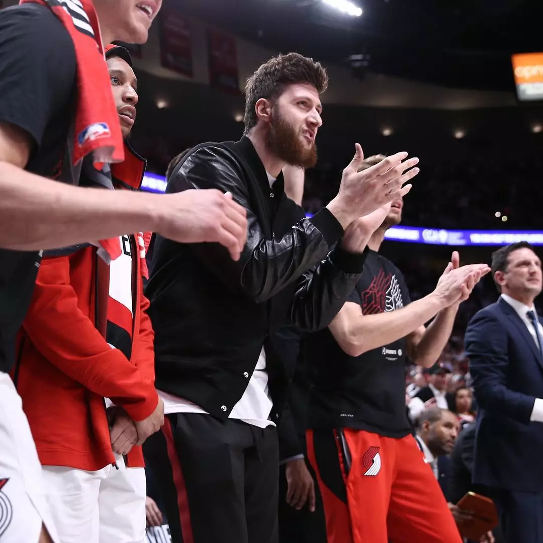 欧篮联关键时刻走向成谜，山东泰山绝杀压哨，球迷炸锅，团队化学反应显著(欧篮联赛程比分排名)