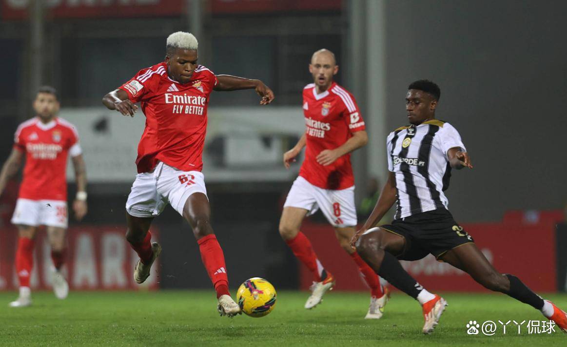 包含加时末段葡超焦点战，本菲卡战术微调，悬念犹存，赛程密集仍需轮换的词条