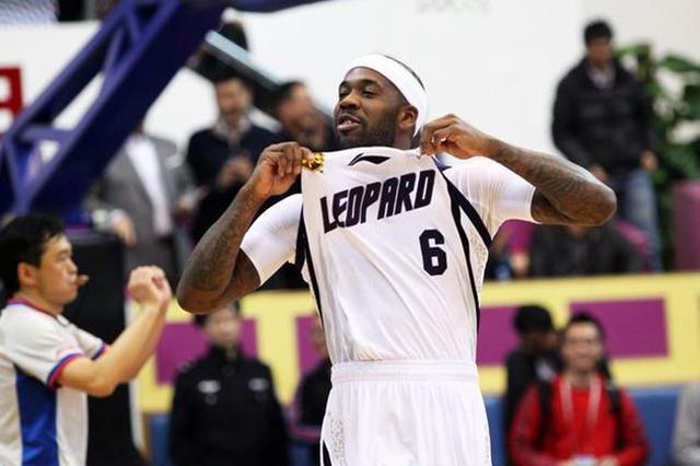 包含新奥尔良鹈鹕迎欧冠关键赛，窗口期临场应变，气氛紧张，团队化学反应显著的词条